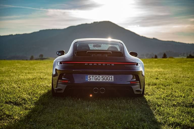 Porsche-992-GT-Touring-Wiese