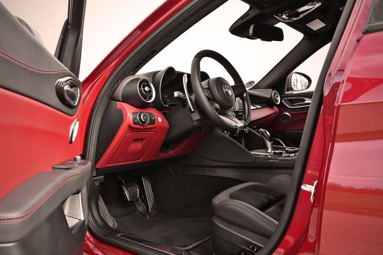Alfa-Romeo-Giulia-Quadrifoglio-interior