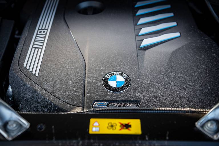 BMW-X5-G05-2021-xDrive45e-Engine