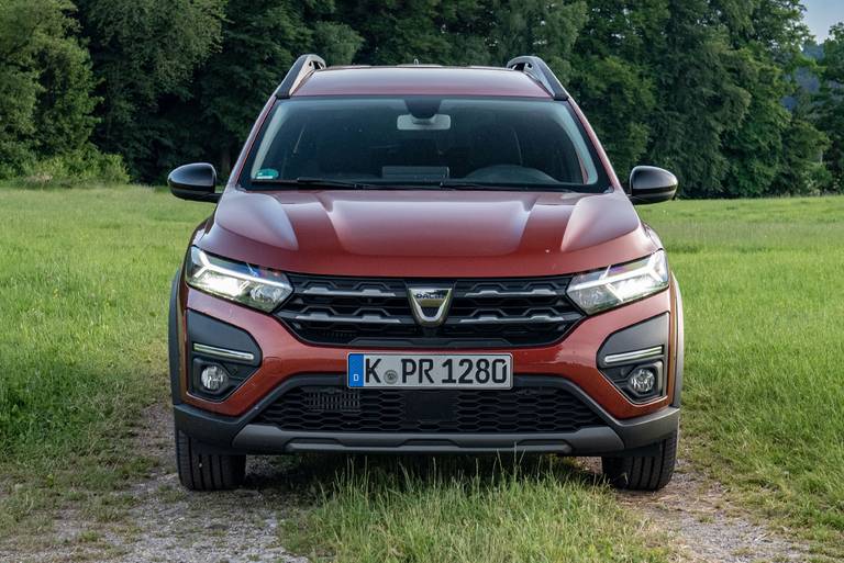  Billig sieht der Dacia Jogger nicht aus. LED-Tagfahrleuchten, die robuste Offroad-Beplankung und schwarze Akzente zeigen sich stilbewusst.