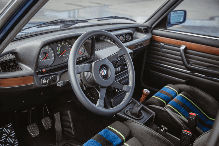  Einmal im B7 S Turbo Platz genommen beginnt eine Zeitreise zurück in die 1980er-Jahre. Hier ist noch der Fahrer der zentrale Taktgeber.