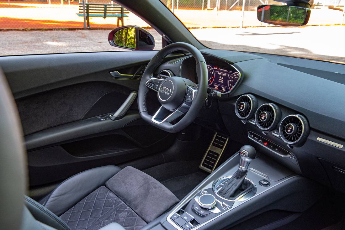  Auf das Wesentliche reduziert, gut verarbeitet und mit wenig Schnörkel zeigt sich der Innenraum des aktuellen Audi TT Roadster. Ausnahmslos alle Informationen im Auto werden über das Virtual Cockpit dargestellt - der Beifahrer geht bei den Anzeigen leer aus.