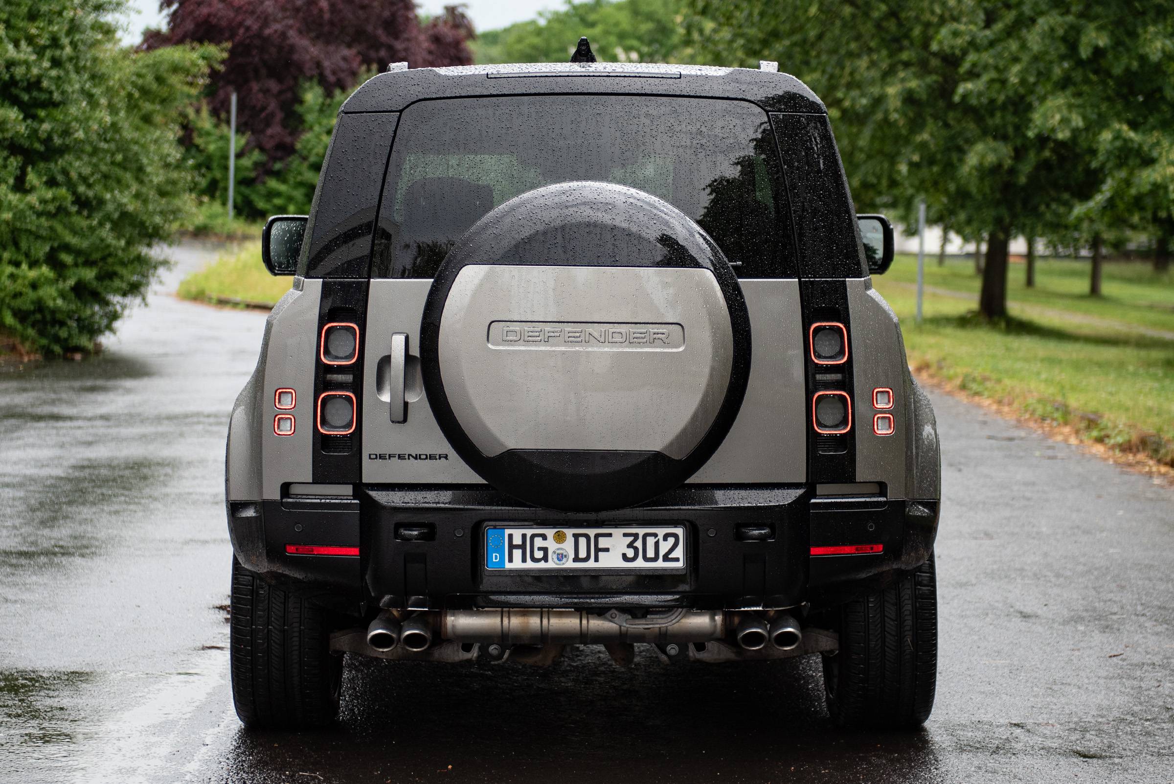 Land Rover Defender P425 V8 - Heckansicht