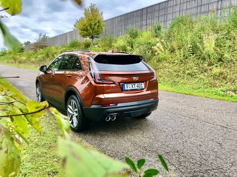 Cadillac XT4 Sport 2021 Heck rechts Blaetter