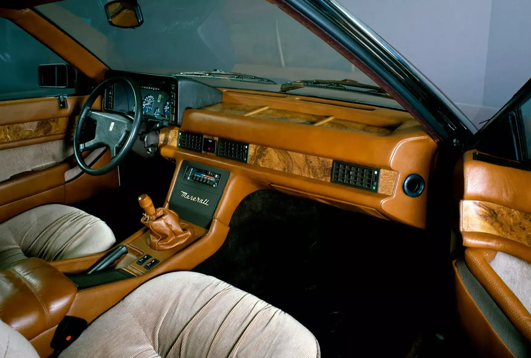 maserati-biturbo-interior