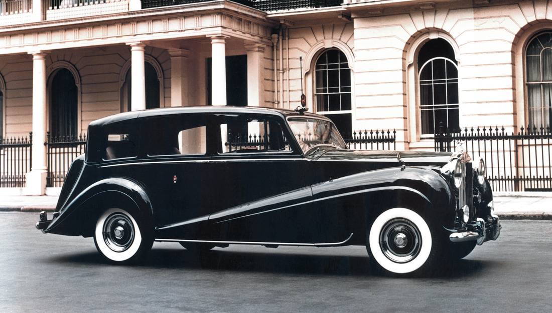 2x3mYSOCfnylqNi4NZA5d5-8e6391643dc004e4fab7605aeabbefa8-rolls-royce-silver-wraith-overview-1100
