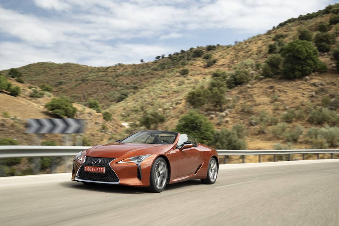 AS24 Lexus LC 500 Convertible 2021 rijdend voor