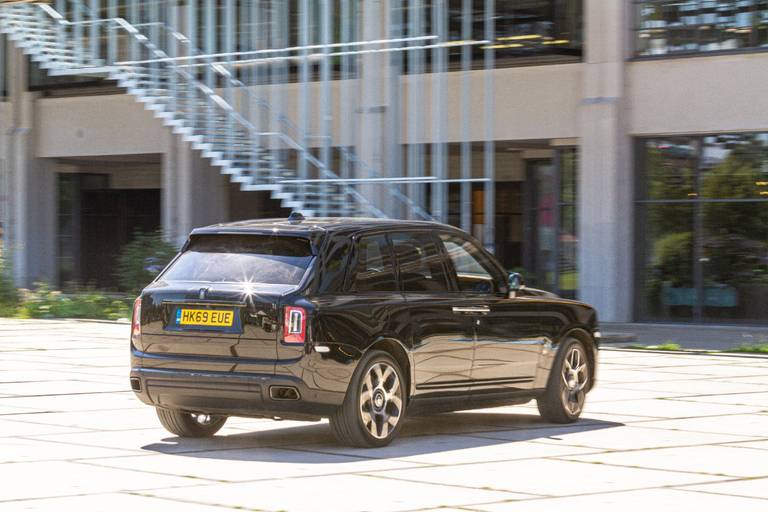  Luxus mit Geländetauglichkeit vereint: Der Rolls-Royce Cullinan bietet  diese Eigenschaften zum hohen Preis.