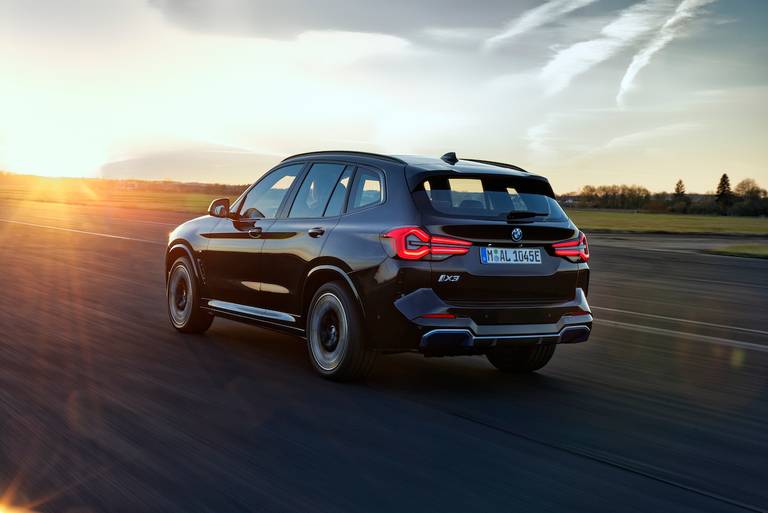 AS24 BMW iX3 2021 rijdend achter