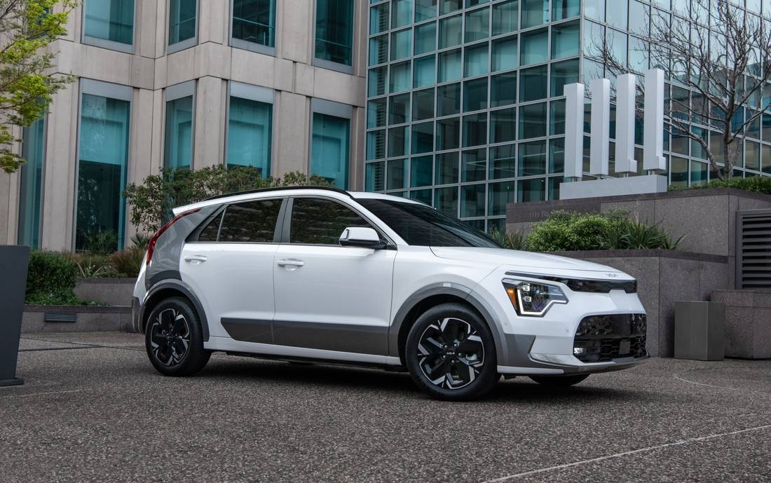 71WG7AmHURcrbUs2jMullz-506d8e377a54bf4fca0bfa48d345a4e7-kia-niro-ev-2023-side-1100