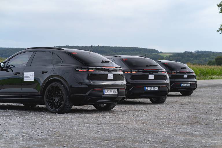  Das erste E-SUV von Porsche wird coupéhafter als bisher, dennoch ist es weiterhin klar als Macan zu identifizieren.