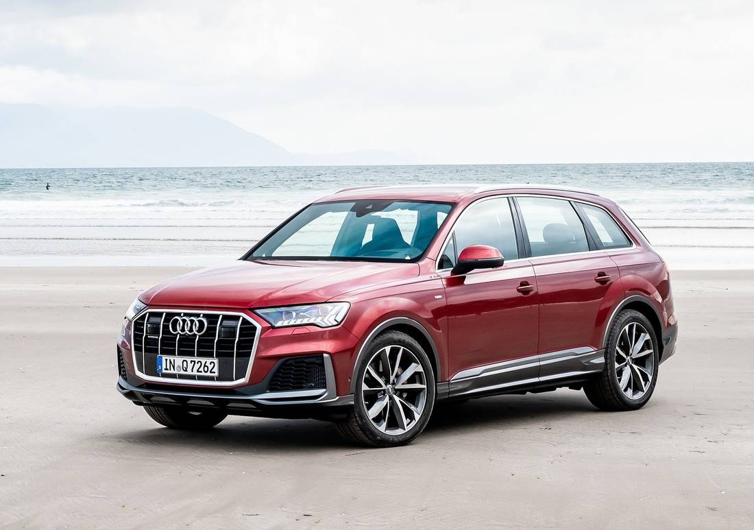 audi-q7-side