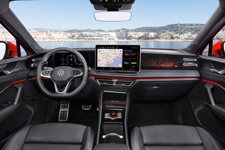  Im Innenraum lässt sich Volkswagen nicht lumpen. Hier trifft ordentliche Verarbeitung auf ein verbessertes Infotainment-System mit KI-Integration.