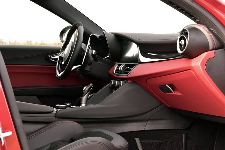 Alfa-Romeo-Giulia-Quadrifoglio-interior-codriver