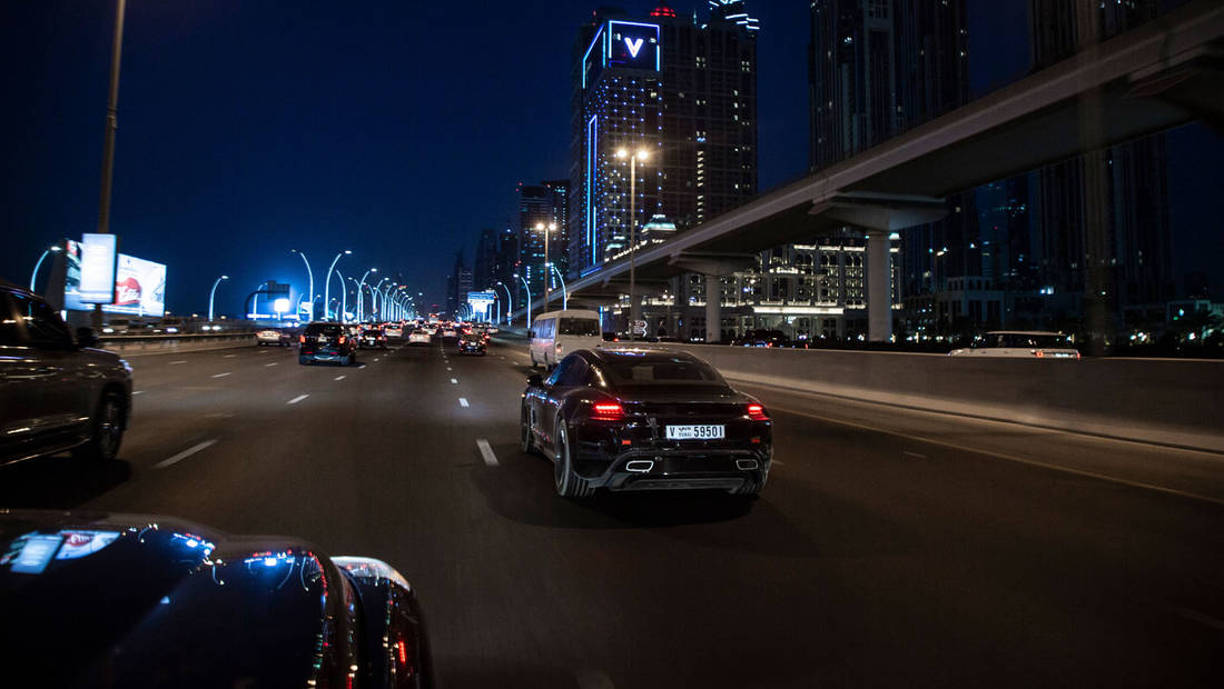 Porsche-Taycan-Night