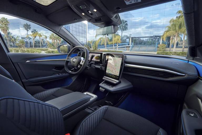  Der Innenraum der Ausstattungslinie Esprit Alpine präsentiert sich mit blauen Akzenten. Die Verarbeitungsqualität gefällt.