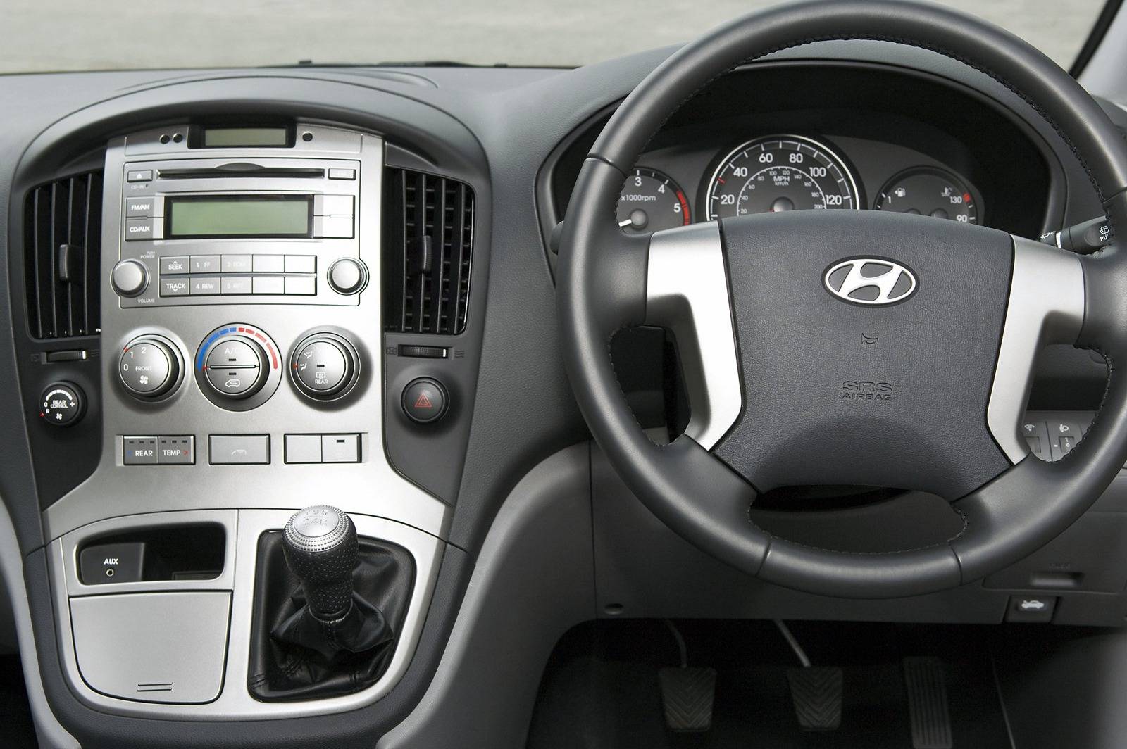 hyundai-i800-interior