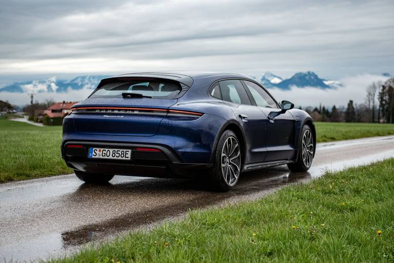  In das elegante Kombiheck des Cross Turismo passen zwischen 405 und 1.171 Liter Gepäck. Ein weiteres Staufach befindet sich vorne, es fasst nochmals bis zu 84 Liter. Anhänger darf der Taycan übrigens keine ziehen.