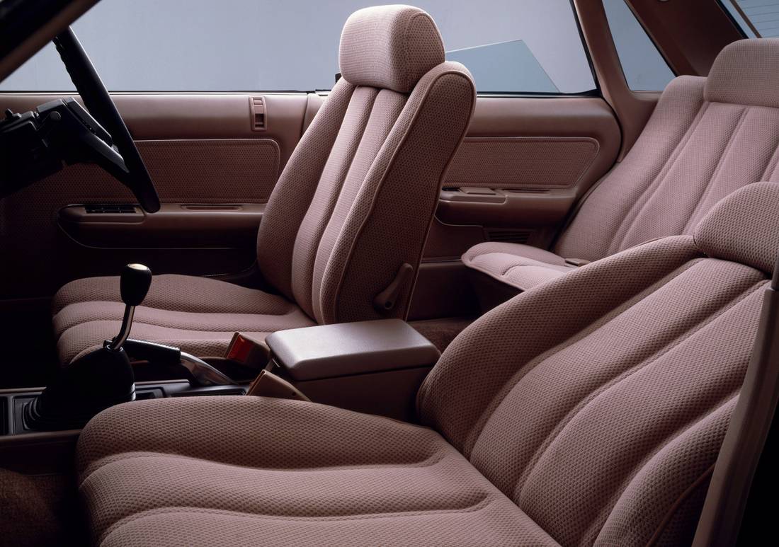 nissan-laurel-seats