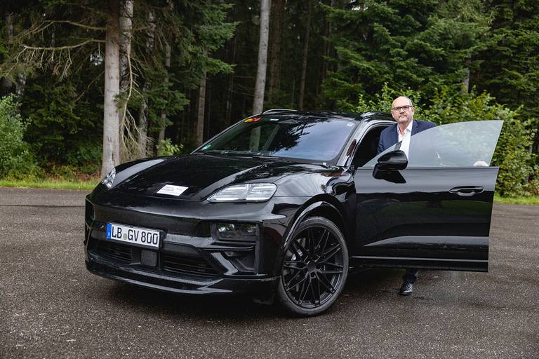  Der Porsche Macan electric wird voraussichtlich 2024 bei den Händlern stehen und parallel zum bisherigen Verbrenner angeboten. Fahrdynamisch wird er seine Vorfahren nicht enttäuschen.