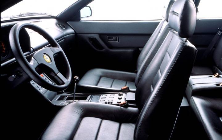 ferrari-mondial-interior