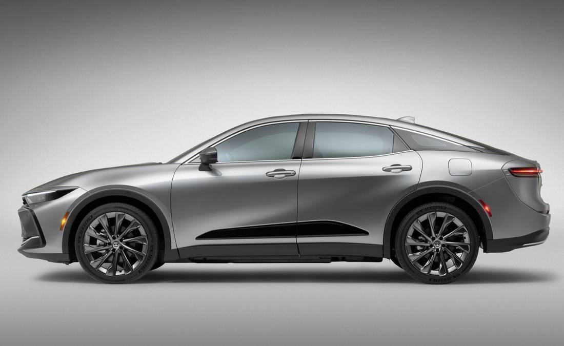 ggQvQRhm98qeHW09xDmQ9-f467447dcf26219cddfc5f114a5815e0-toyota-crown-side-1100