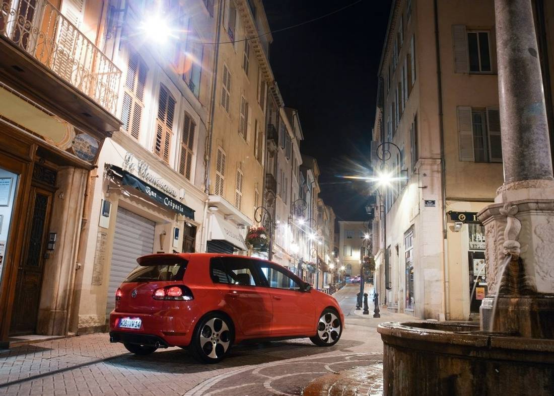 Volkswagen-Golf_GTI-2010-1024-2c