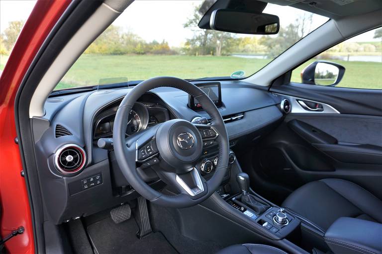 Mazda CX-3 Modelljahr 2021 Magma Rot Int Cockpit schraeg