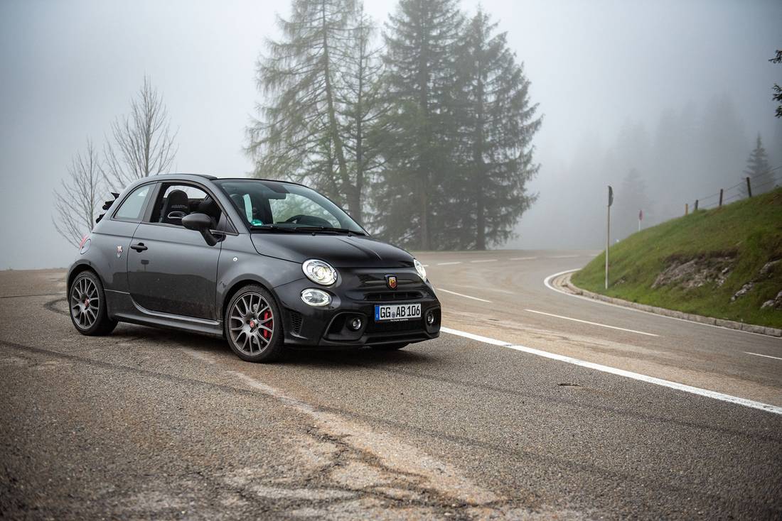 Abarth-695C-Turismo-Hero