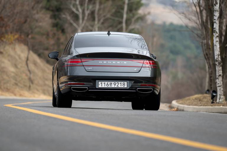  Fahrwerkstechnisch ist der Genesis G90 auf der Höhe der Zeit. Die Luftfederung ist Serie, optional gibt es eine Hinterachslenkung. Ein Kurvendynamiker wird der Luxusliner dadurch aber nicht.