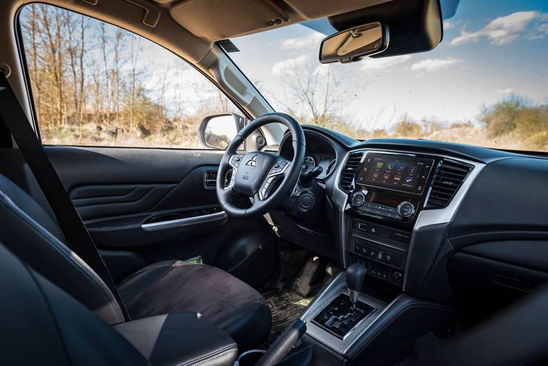 Mitsubishi-L200-Interieur