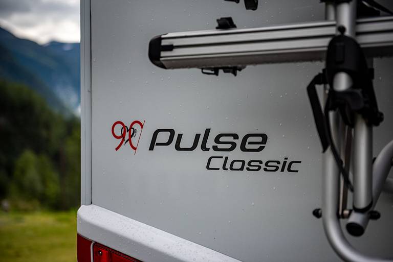  Wer sich fragt, weshalb das Modell die Nummer 90 trägt: 2021 feierte Dethleffs sein 90-jähriges Bestehen. Der Pulse Classic wurde damals als entsprechendes Jubiläumsmodell mit einer umfangreichen Serienausstattung vorgestellt.