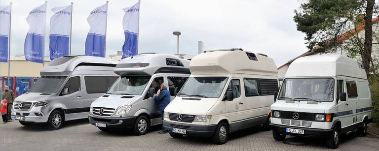 4Generationen James-Cook-links-der-Neue-mit-Westfalia-Hochdach