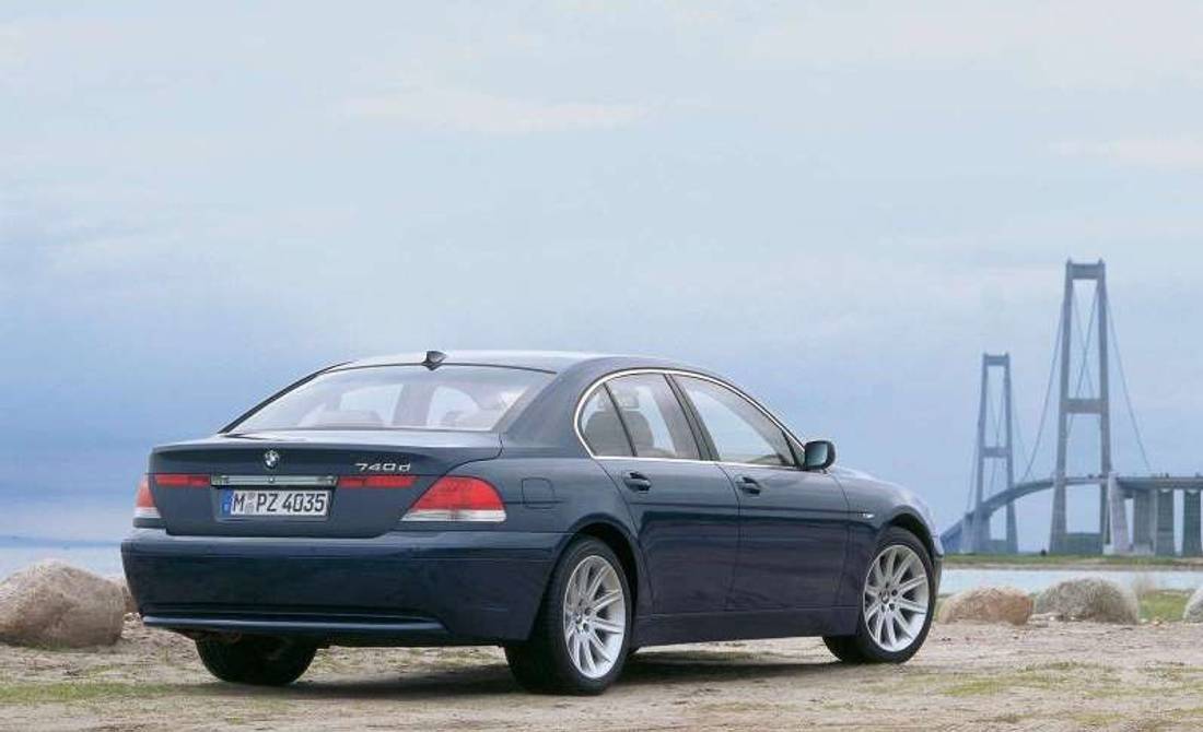 oxSERg91JBclIJ6AeyD4G-675dfe2b711c3e242ea877ccadc2789b-bmw-740-back-1100