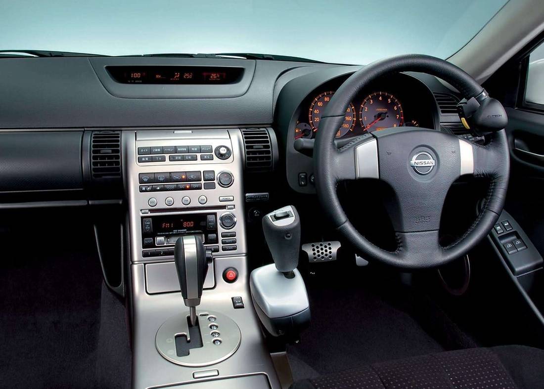 nissan-skyline-interior