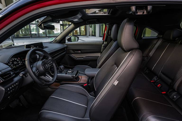  Der Innenraum des Plug-in Hybrid unterscheidet sich nur dezent vom rein elektrischen Mazda MX-30. Neu ist ein Fahrmodi-Schalter und in der Edition R zusätzlicher Zierrat.