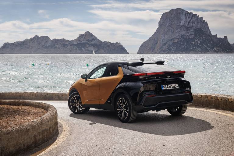  Der Toyota C-HR ist mit seiner Zweiton-Lackierung ein wahrer Paradiesvogel. Voll im Trend: Flache LED-Bänder als Rückleuchten.