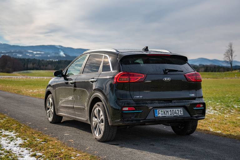 Kia-e-Niro-64-kWh-Rear-Side