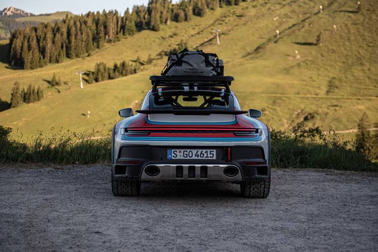  Serienmäßige Sportabgasanlage, andere Motorlager vom GT3 und ein besseres Luftmanagement entliehen aus dem 911 Turbo - der Dakar profitiert von der großen Modellvielfalt beim Porsche 911.