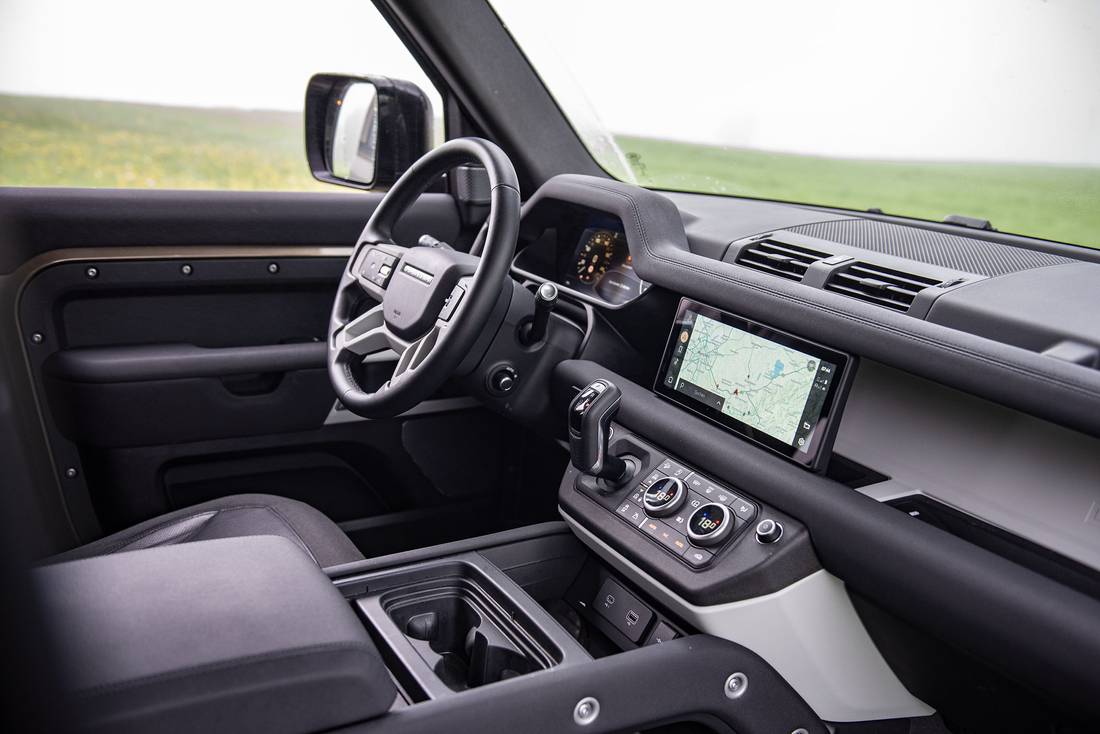  Das Cockpit-Design des Land Rover Defender polarisiert. Doch die zerklüftete Eigenheit hat den Vorteil, dass jede Menge Stauraum zur Verfügung steht.