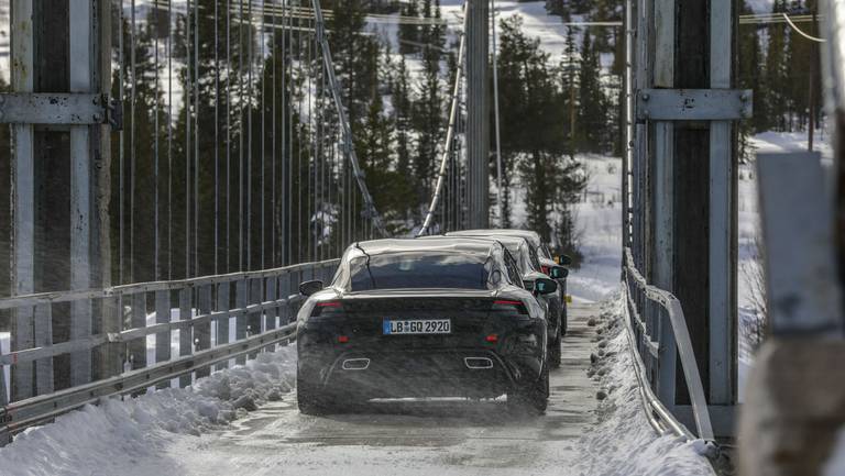 Porsche-Taycan-Snow
