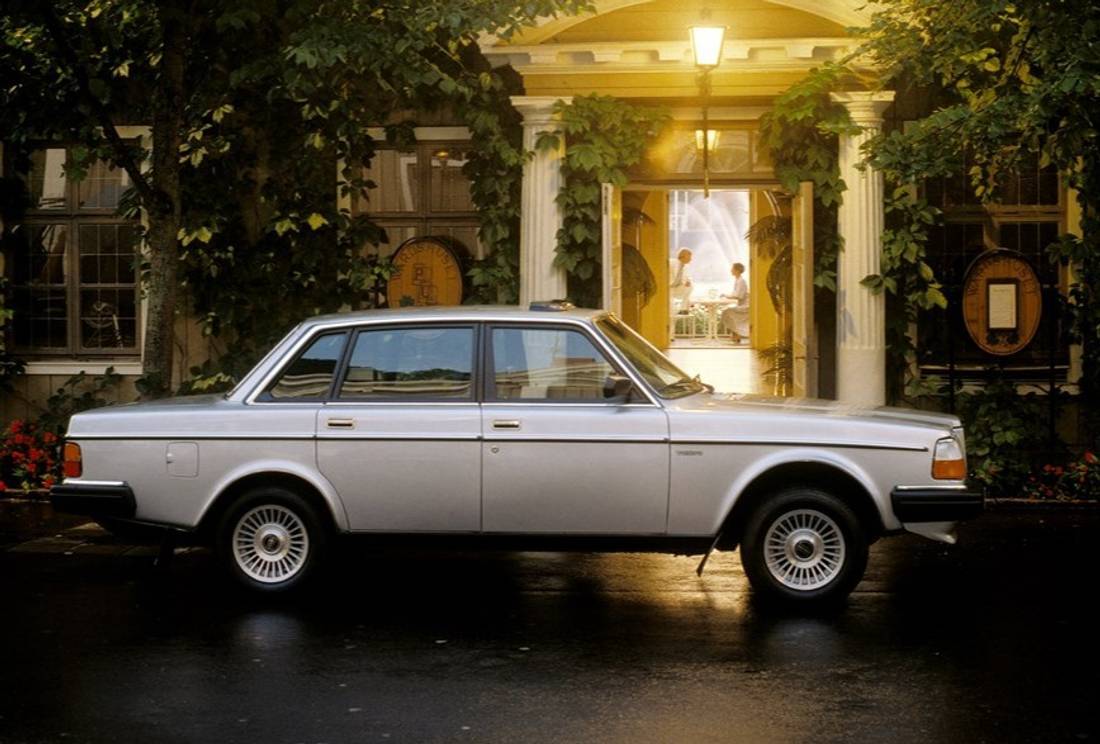 3CdDrDTeIIUqnjW1xuAQZ8-e145d444ac6472940e56650d7d373520-volvo-264-side-1100