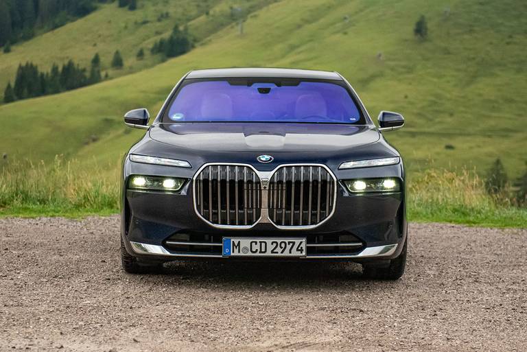  Ultraschmale LED-Scheinwerfer und XXL-Nieren: Der neue 7er BMW versucht erst gar nicht in Zurückhaltung zu üben.