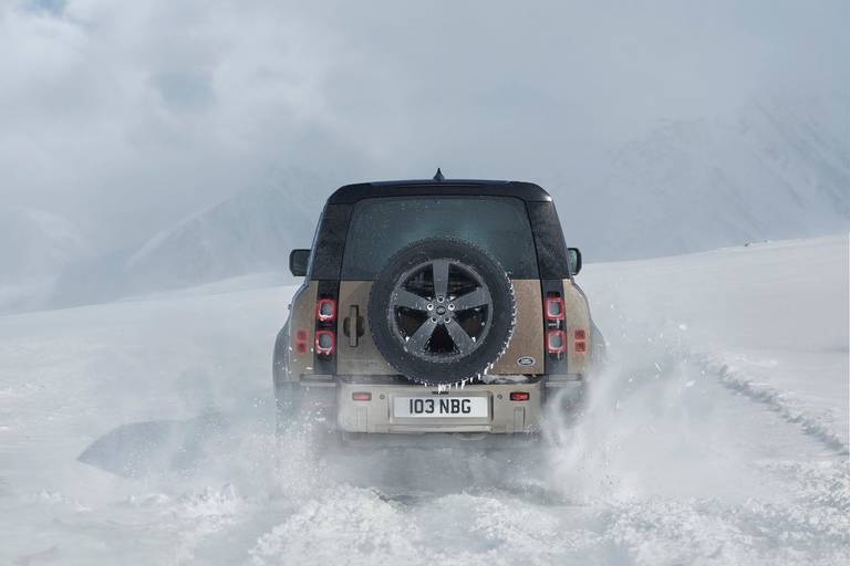 Landrover-Defender-Snow