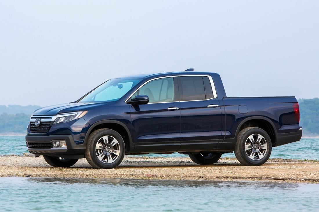 honda-ridgeline-blue-side