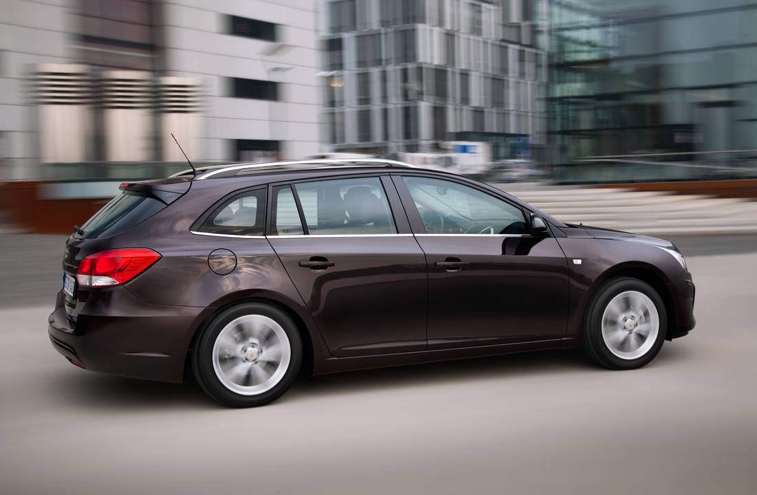 chevrolet-cruze-sw-side