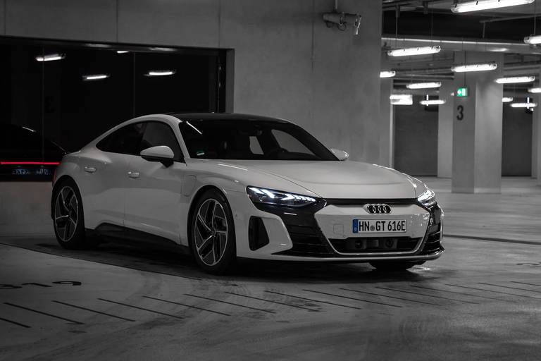 Audi-e-tron-GT-2021-Front-Side