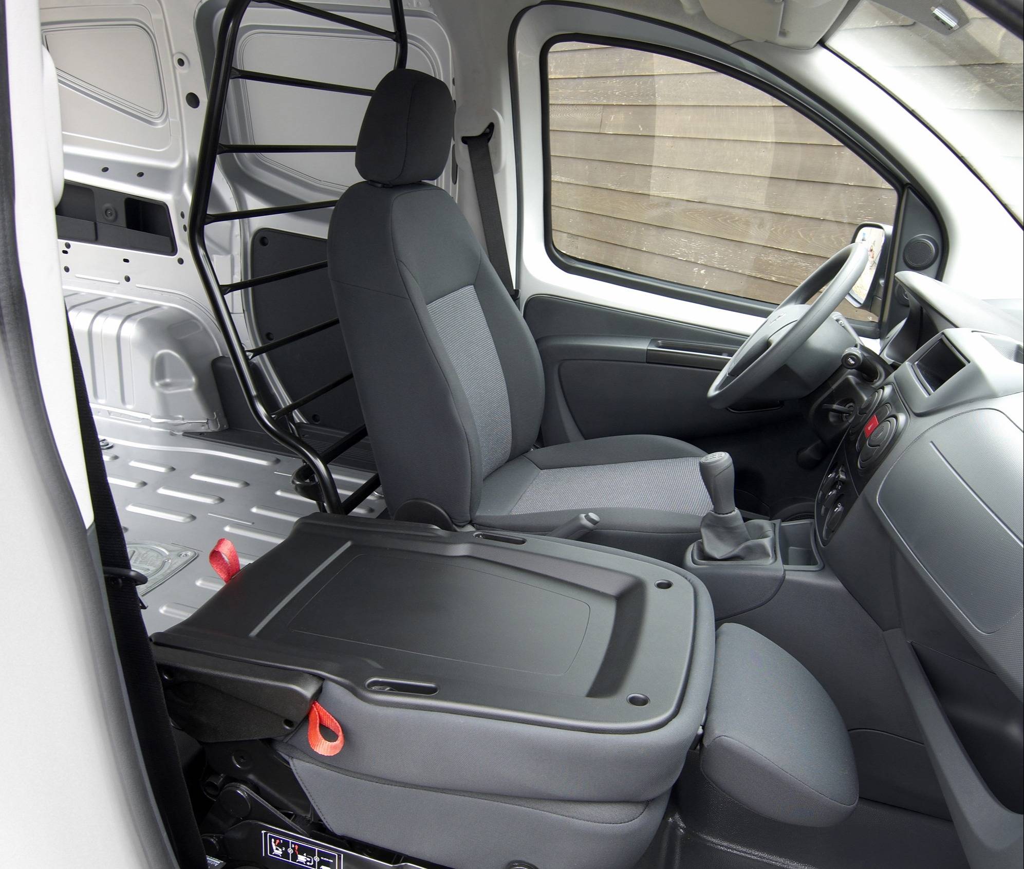 peugeot-bipper-seats