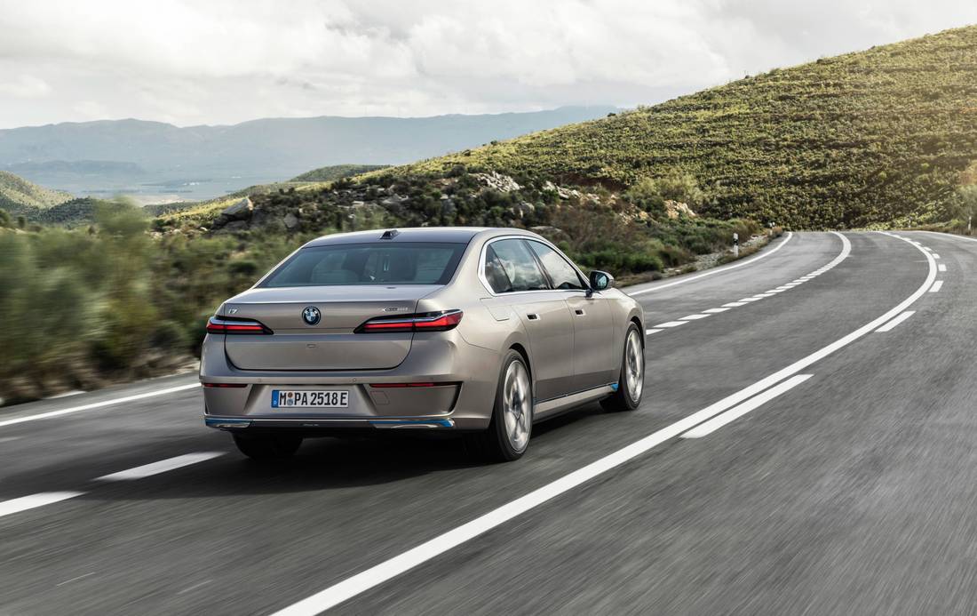 19fNmQEtDJrTySzca343yo-90a6e67601a101391f1bae7b79705e72-bmw-i7-back-1100