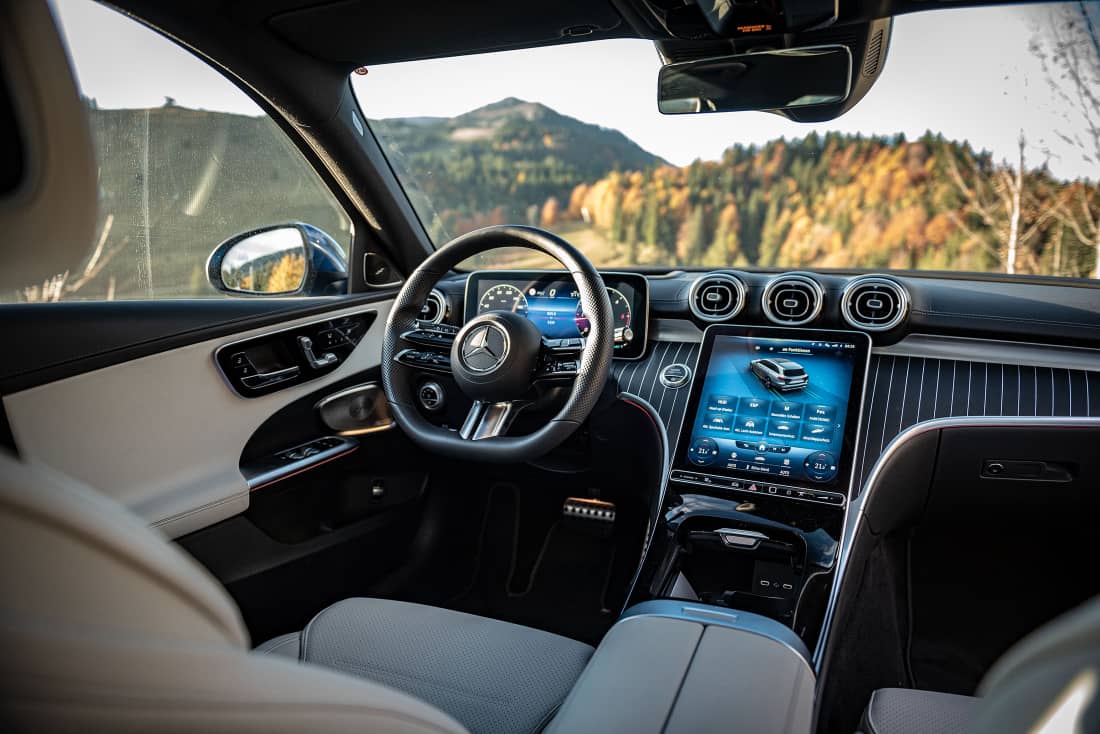 Mercedes-Benz-C-300-d-T-Modell-Interieur-Cockpit